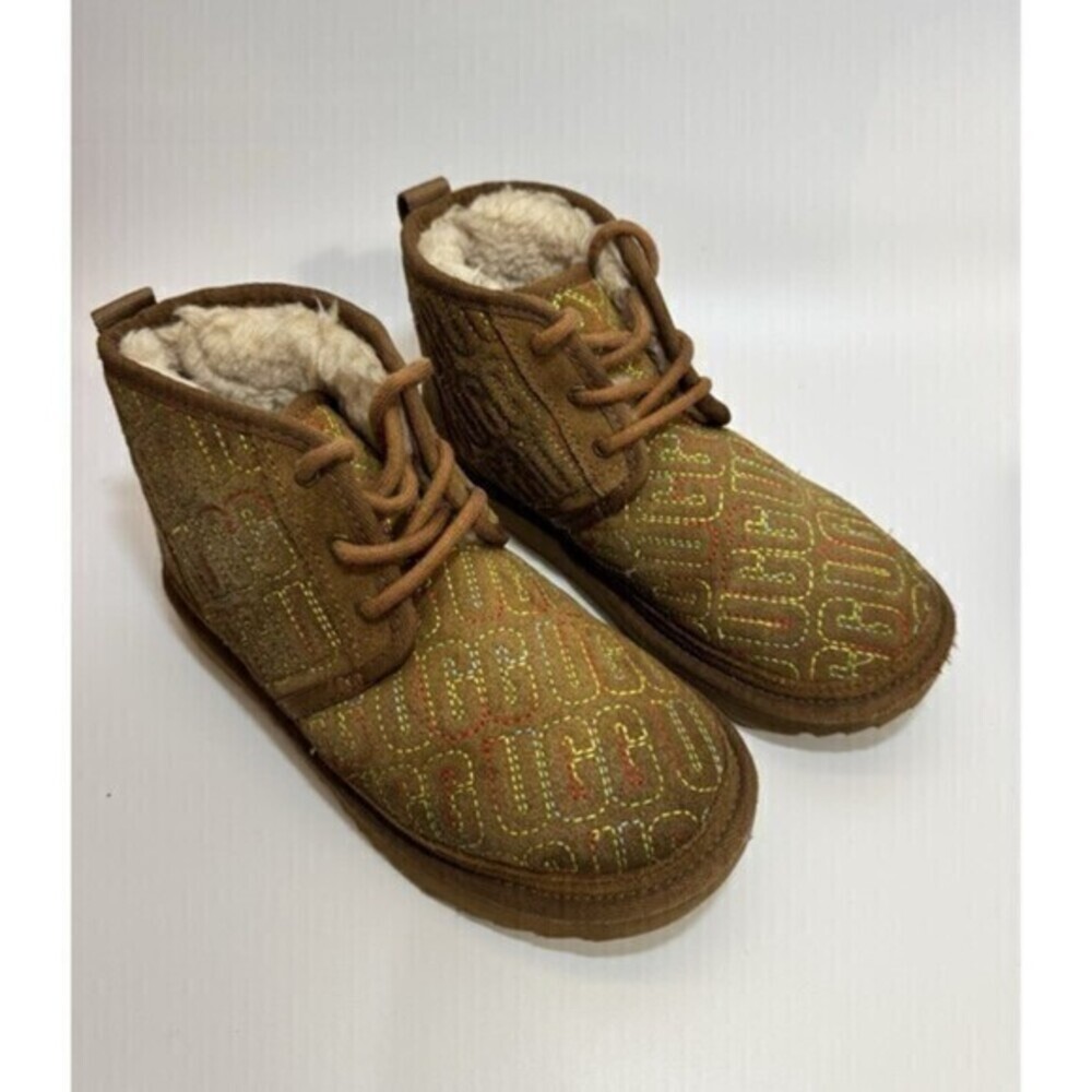 UGG Neumel Chukka Boots Graphic Stitch Logo Suede Look Chestnut Brown Size 2-FM5